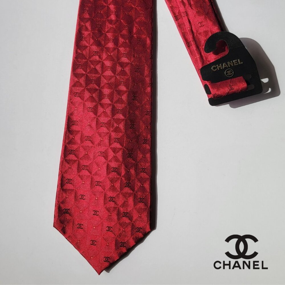 CHANEL Men's Vintage Tie 100% Silk Made in Italy red geometric pattern & CCs